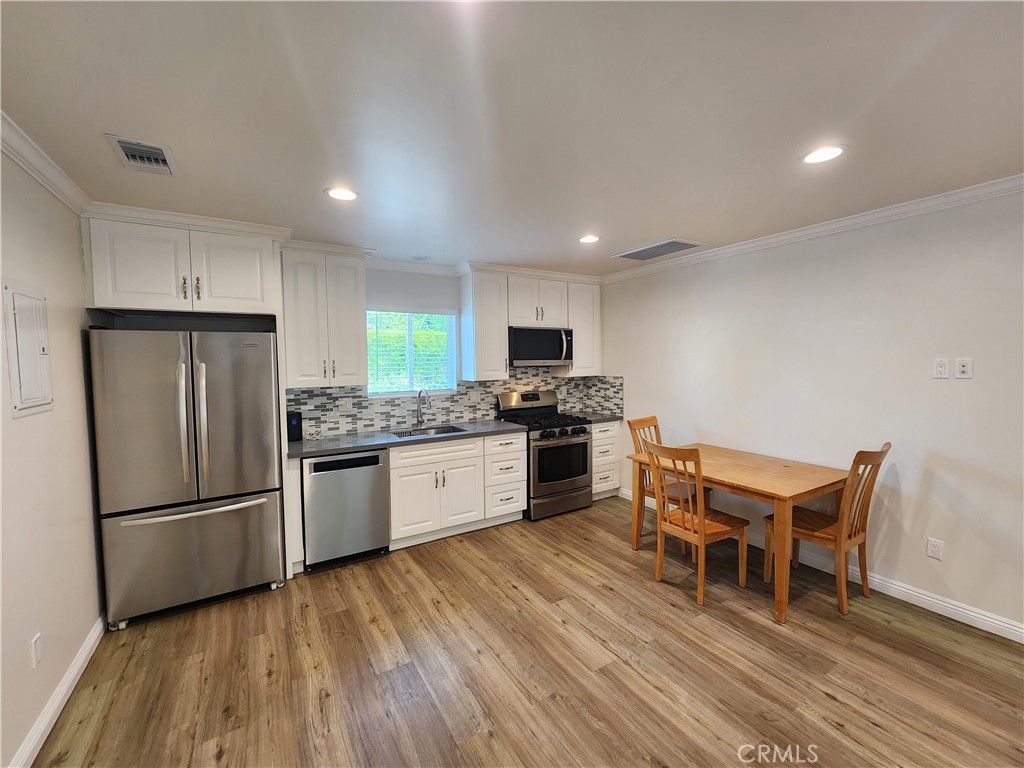 Photo of 5706 Willis Ave, Sherman Oaks, CA 91411 (MLS # SR25246200)