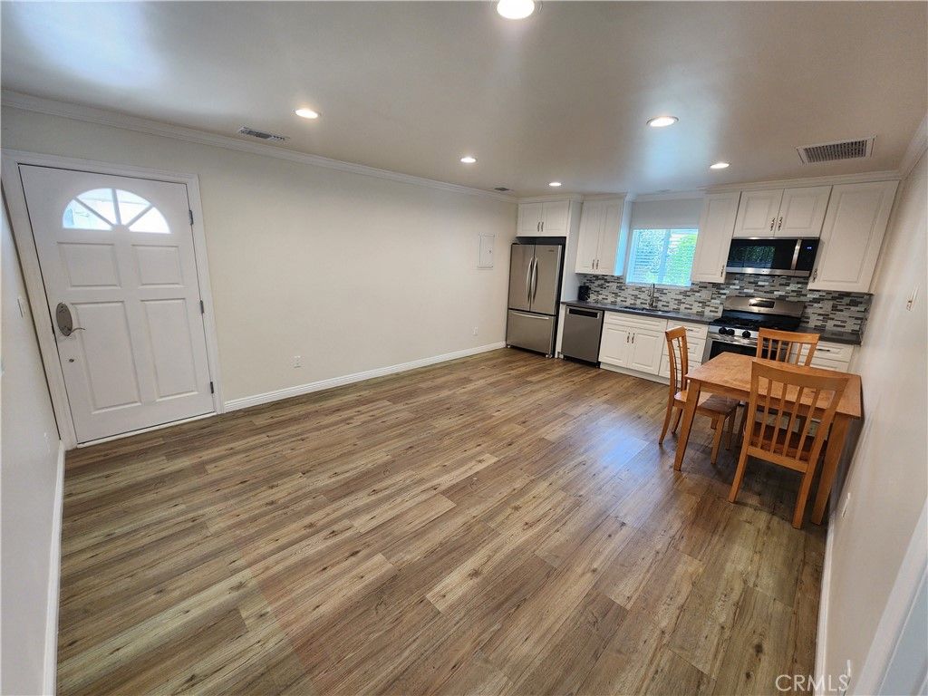 Photo of 5706 Willis Ave, Sherman Oaks, CA 91411 (MLS # SR25246200)