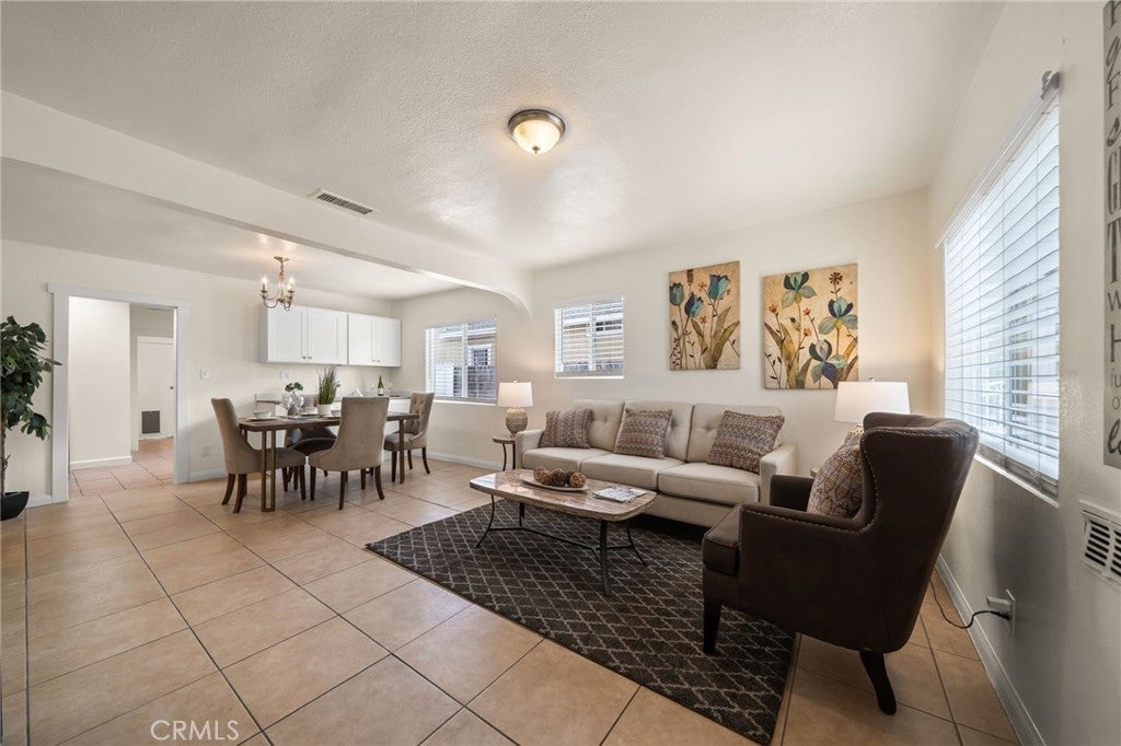 1547 W 65th