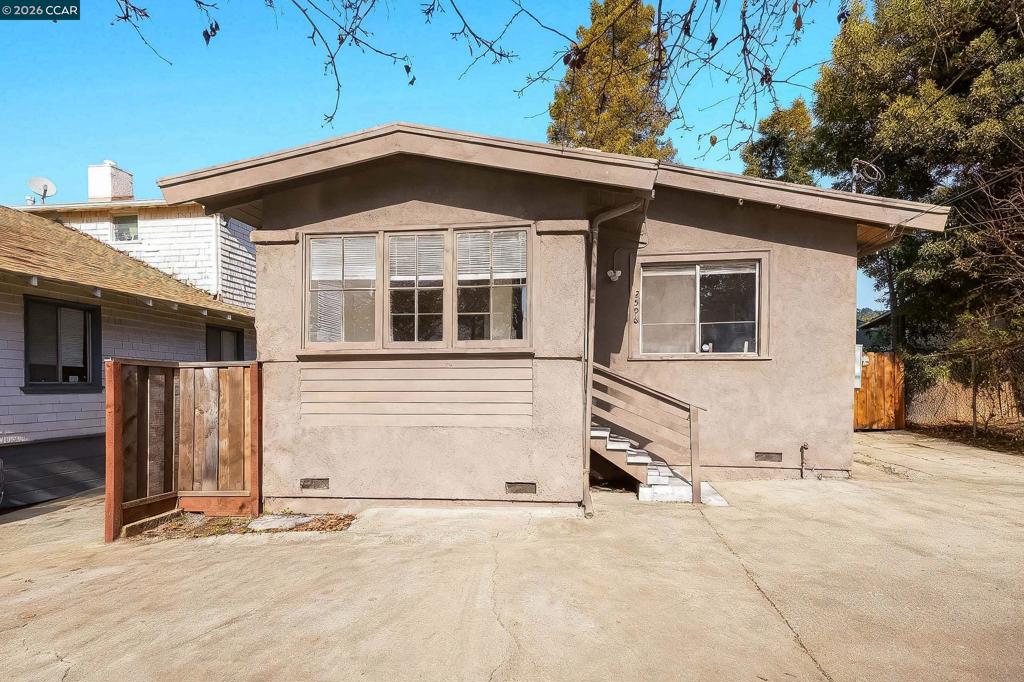 2596 Macarthur Blvd