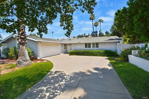 Photo of 20717 Burbank Blvd Blvd, Woodland Hills, CA 91367 (MLS # SR26062602)