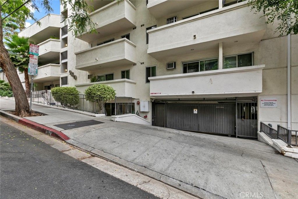 Photo of 960 Larrabee Street #120, West Hollywood, CA 90069 (MLS # SR25088355)