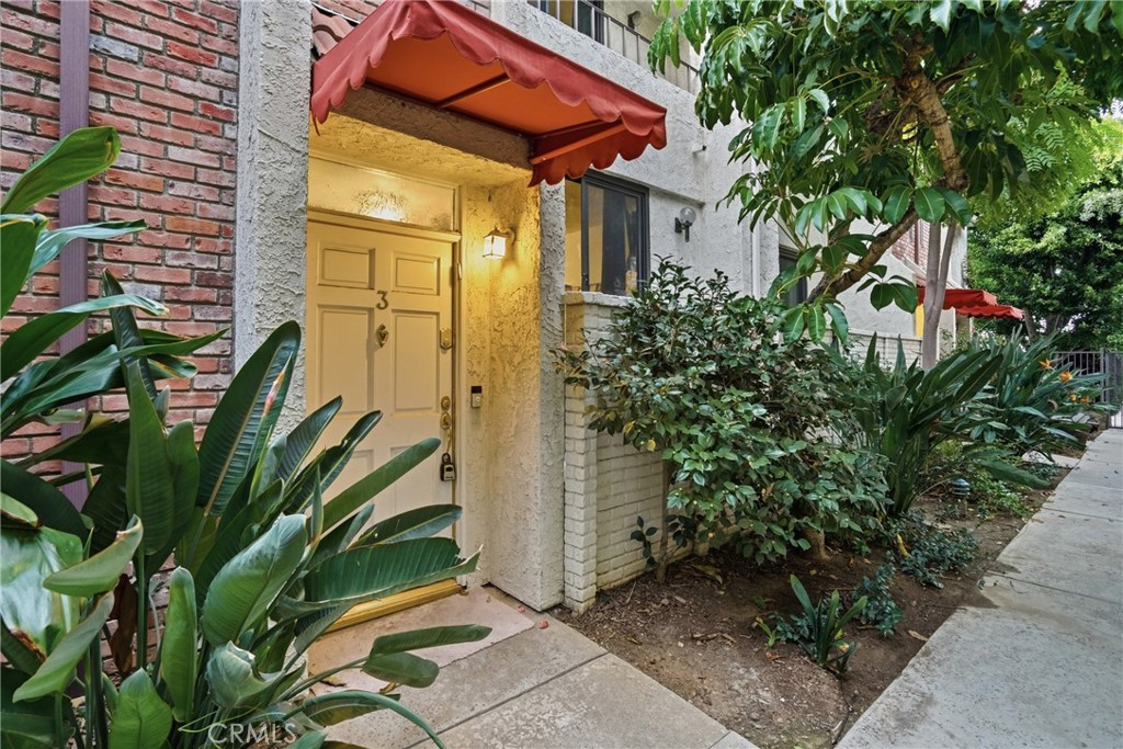 6540 Hayvenhurst Avenue 3