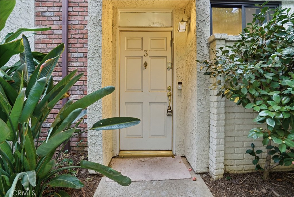 6540 Hayvenhurst Avenue 3