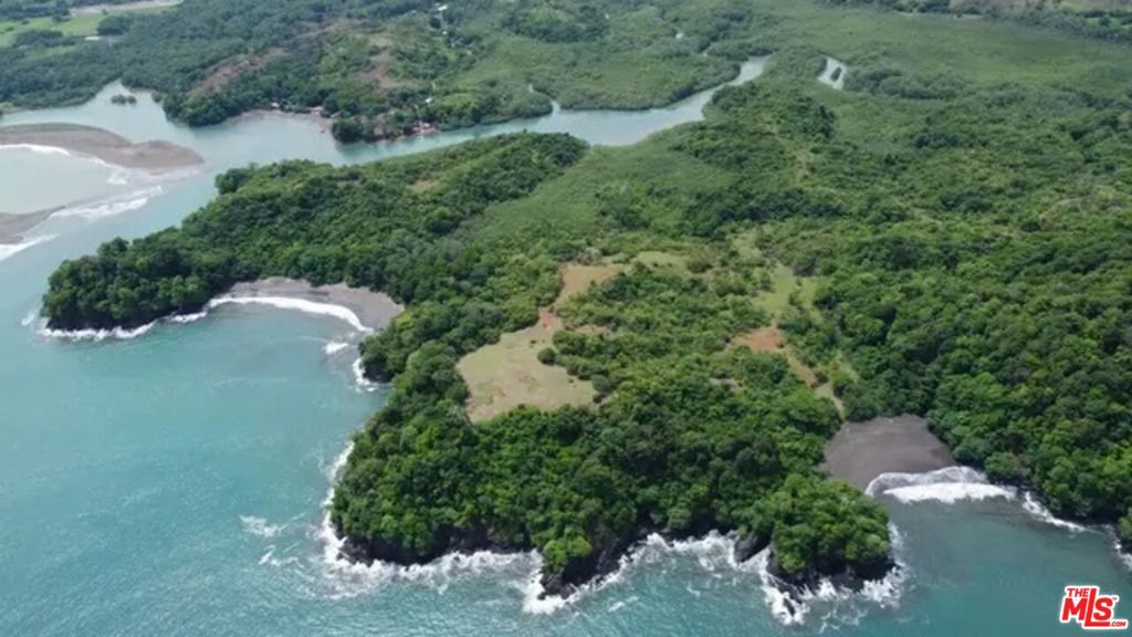 1 The Isla Panama