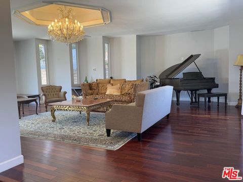 Photo of 911 TEAKWOOD Road, Los Angeles, CA 90049 (MLS # 25576985)