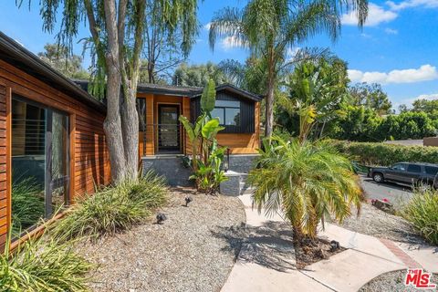 Photo of 22263 Buena Ventura Street, Woodland Hills, CA 91364 (MLS # 26832697)