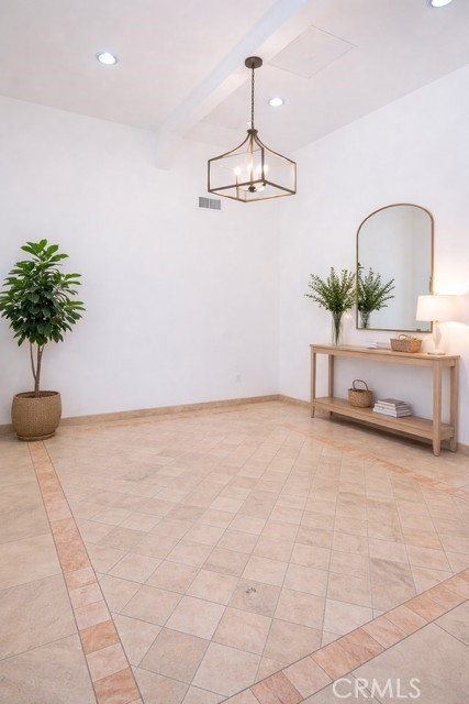 1120 S Nantes Avenue