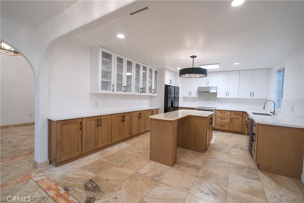 1120 S Nantes Avenue