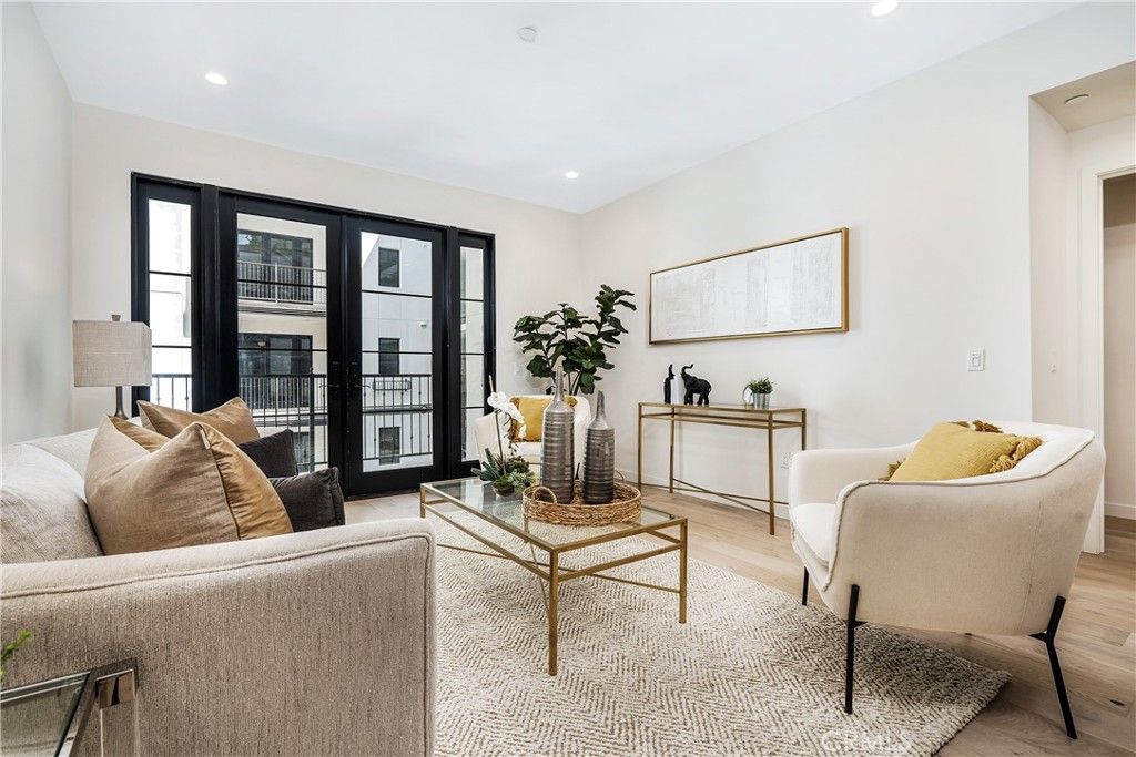 Photo of 1333 S Orange Grove Avenue #201, Los Angeles, CA 90019 (MLS # PF25239672)