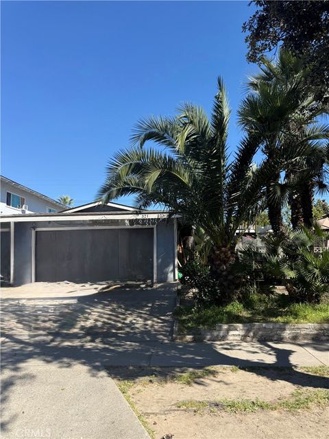 Photo of 323 S Jackson St, Santa Ana, CA 92704 (MLS # PW26056246)