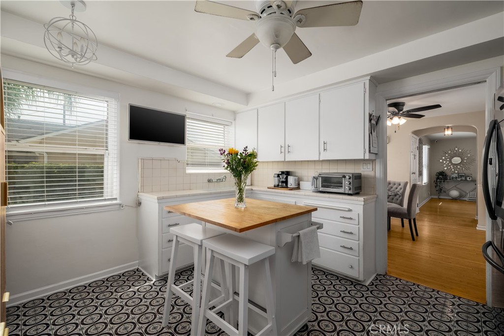 5922 N Vista