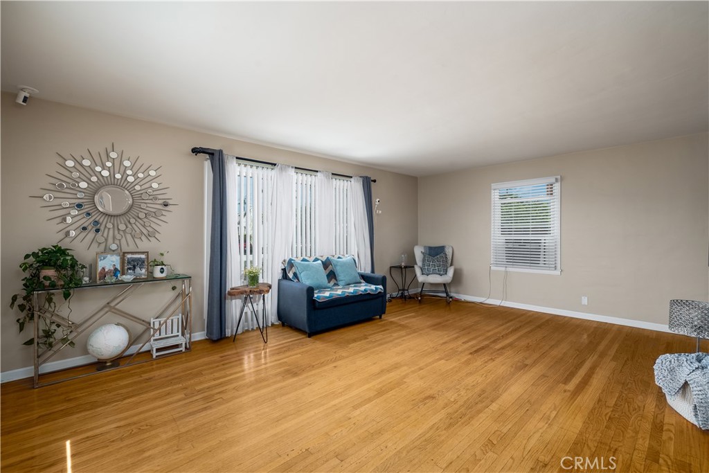 5922 N Vista