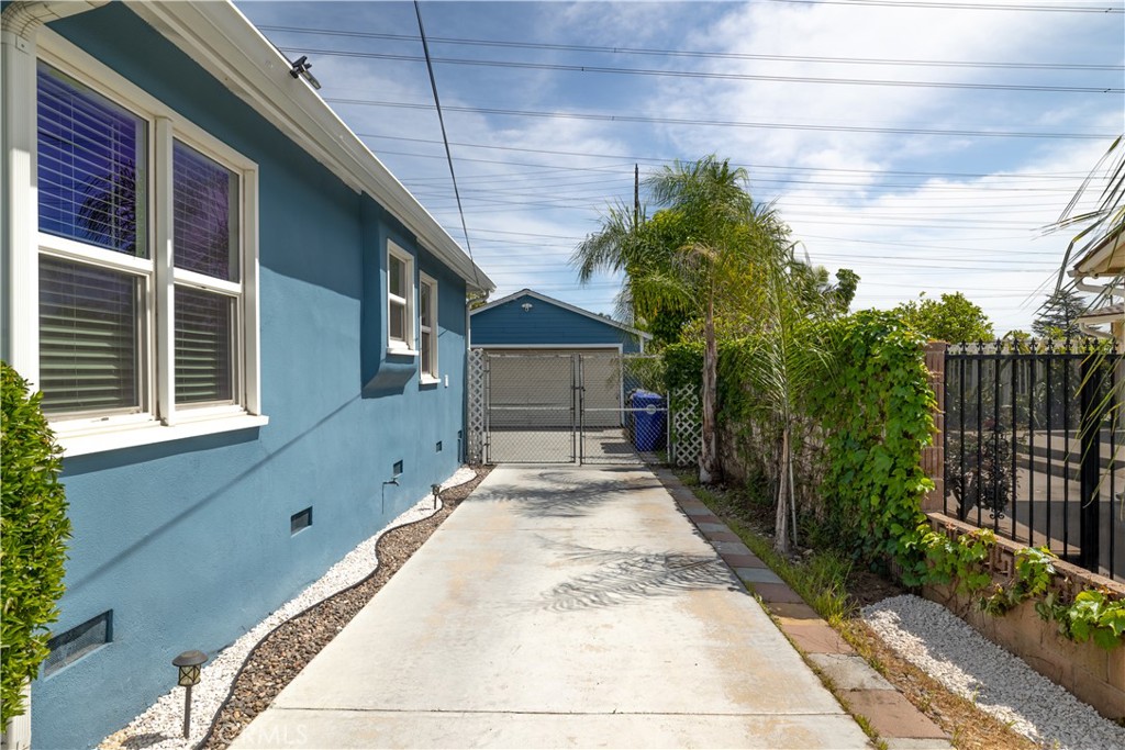 5922 N Vista