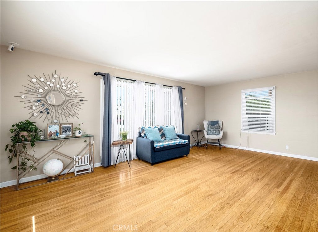 5922 N Vista