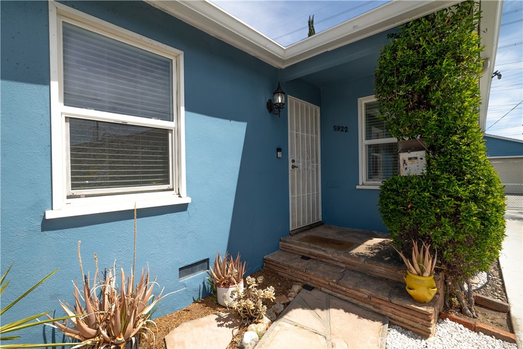 5922 N Vista