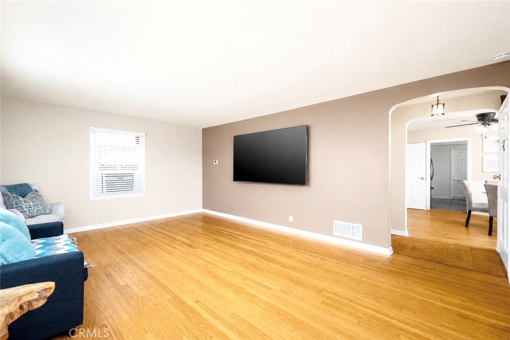 5922 N Vista