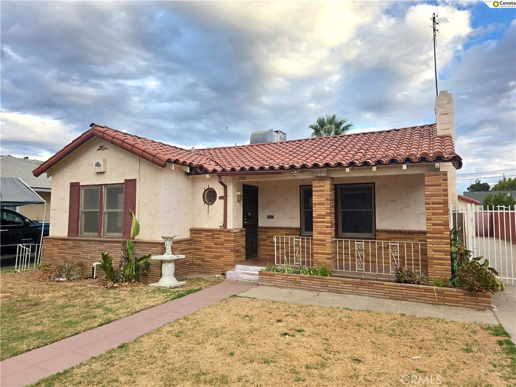 Main image without alt text