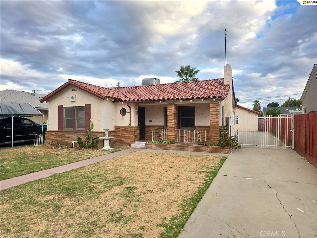 Main image without alt text