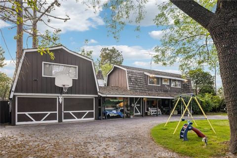 Photo of 7723 Varna Avenue, North Hollywood, CA 91605 (MLS # GD25235043) Photo of 7723 Varna Avenue, North Hollywood, CA 91605 (MLS # GD25235043)