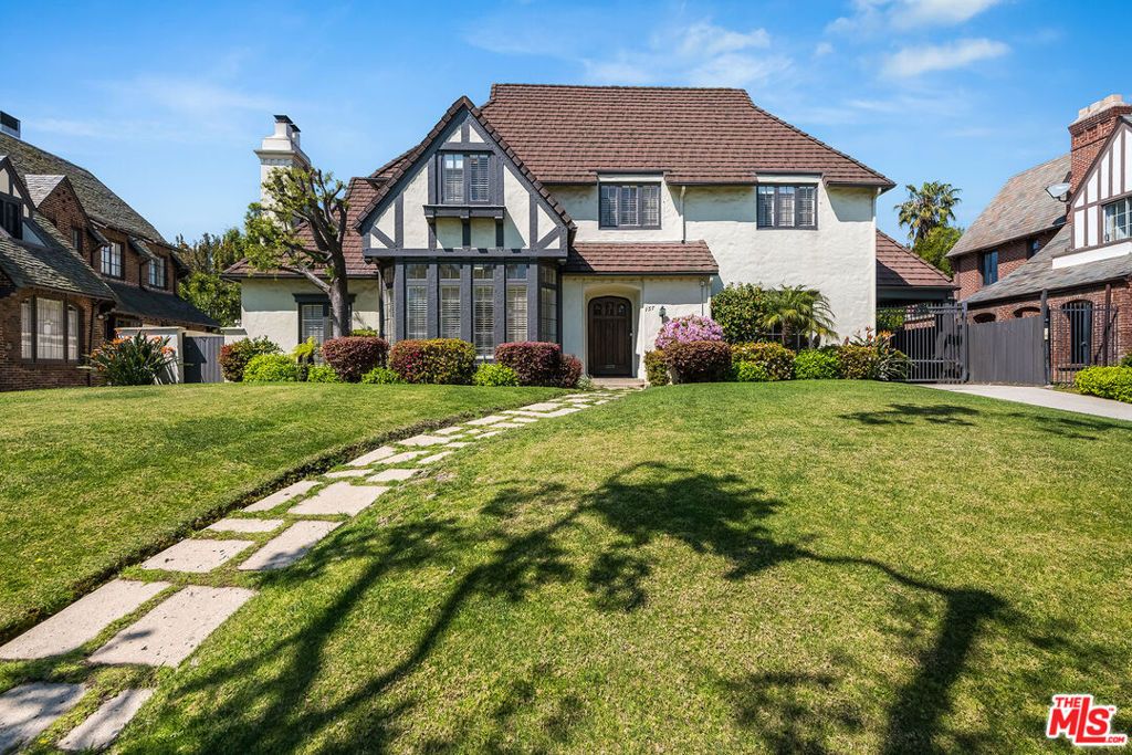 Photo of 157 N Las Palmas Avenue, Los Angeles, CA 90004 (MLS # 25607623)