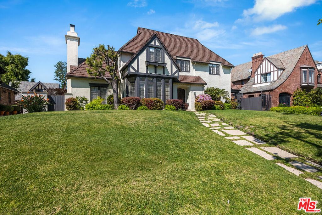 Photo of 157 N Las Palmas Avenue, Los Angeles, CA 90004 (MLS # 25607623)