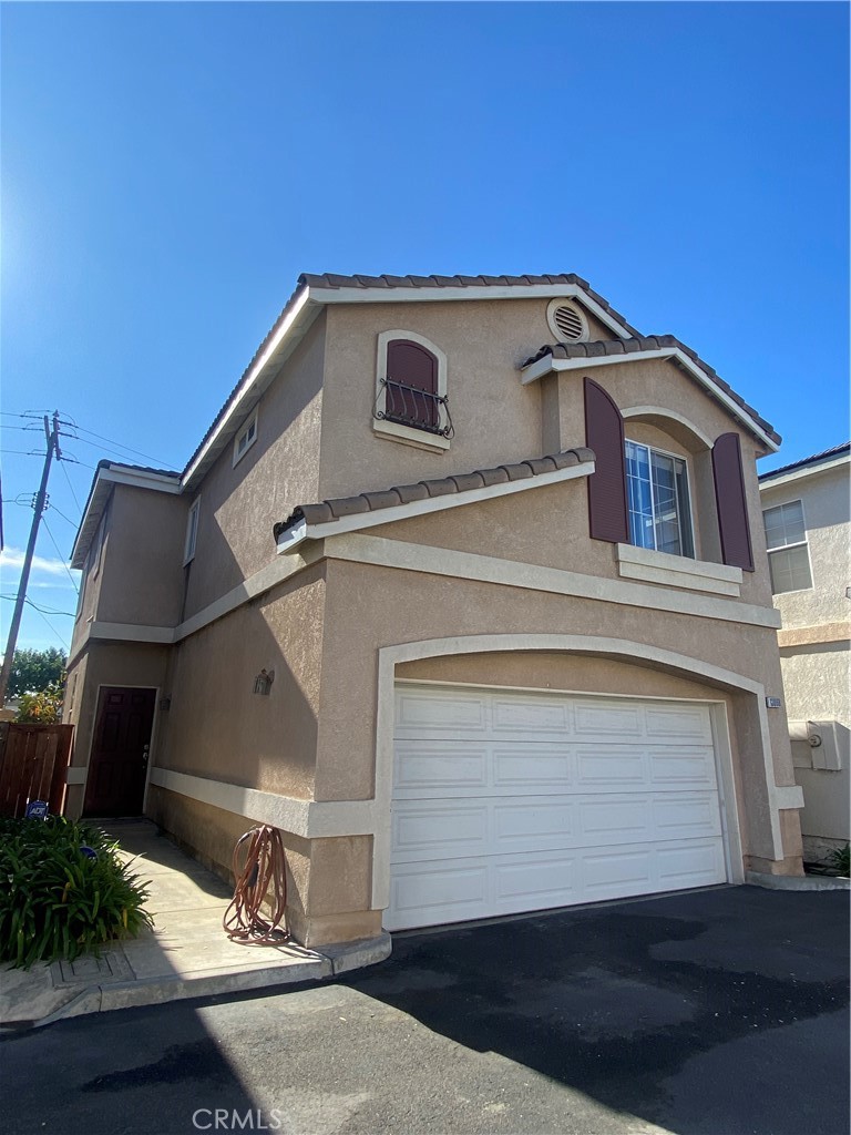 ...THE PROPERTY IS A DETACHED SINGLE-FAMILY HOME WITH 3 BEDS & 3 BATHS THAT SITS SECURELY BEHIND A GATED COMMUNITY LOCATED IN THE DESIRABLE COMMUNITY OF GARDEN
GROVE. THIS UNIT IS LOCATED IN THE MIDDLE OF THE COMMUNITY, GIVING MORE SECURITY AND QUIETNESS. ALSO, ENCLOSED PRIVATE BACKYARD AREA FOR FAMILY
BBQ AND AFTERNOON RELAXATION...ATTACHED 2 CAR GARAGE...INSIDE LAUNDRY...TOP RATED SCHOOL DISTRICT...SHORT DISTANCE TO LITTLE SAGON, AND COSCO,
HOME DEPOT, RETAIL SHOPPING....BRIGHT INTERIOR, HIGH CEILING IN MAIN BEDROOM, SPACIOUS MAIN BEDROOM, PLENTY OF KITCHEN CABINETS...TILE
KITCHEN FLOORING...CARPET THROUGHOUT THE HOUSE...DON'T MISS THIS RARE OPPORTUNITY TO HAVE A SINGLE-FAMILY HOUSE WITH AN AFFORDABLE PRICE...