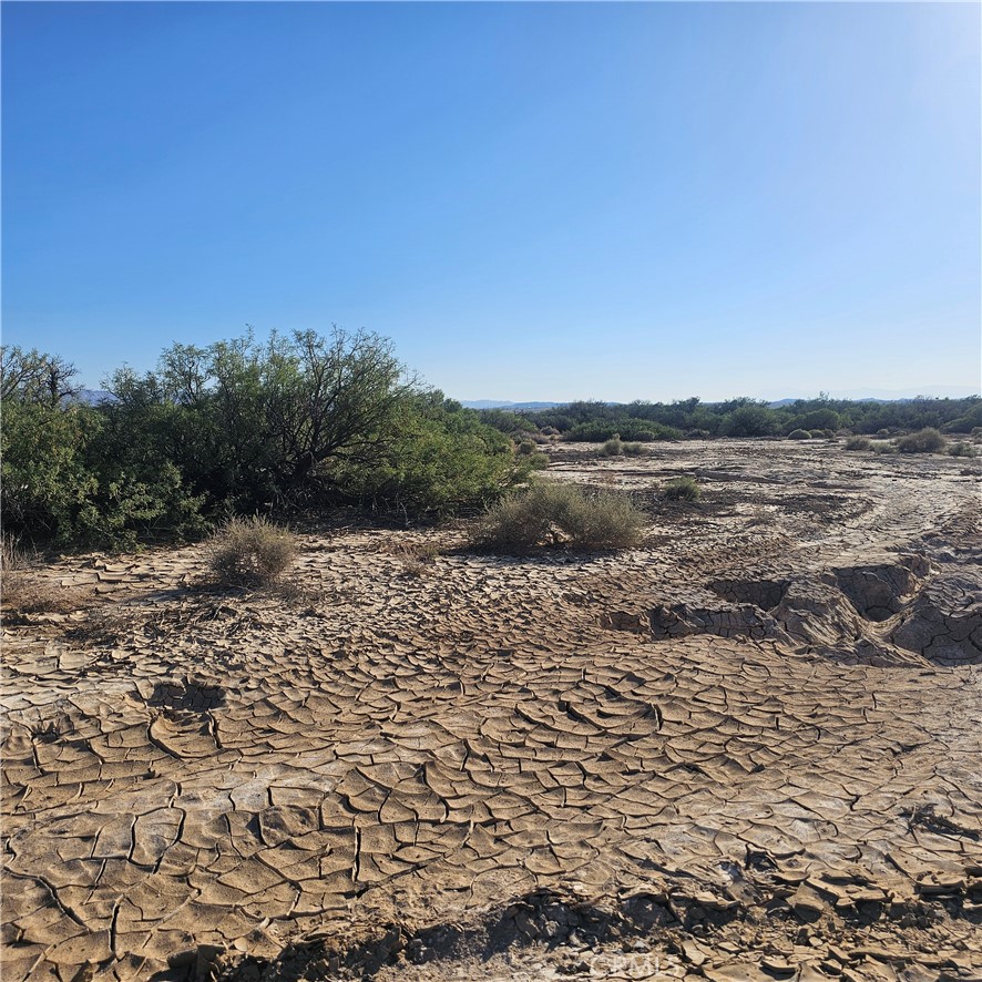 Unleash your imagination on this expansive 2.5-acre desert property, a blank slate awaiting your vision. Enjoy the wide-open spaces, crisp desert air and stunning vistas that stretch for miles. Whether you are an investor, outdoor enthusiast, or someone seeking solitude, this property is your gateway to freedom and opportunity! Close proximity to Joshua Tree National Park entrance.