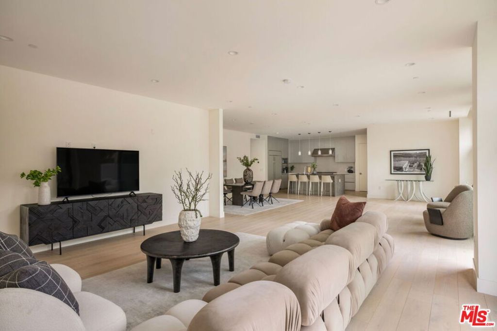 Photo of 425 N Palm Drive #101, Beverly Hills, CA 90210 (MLS # 26839383)