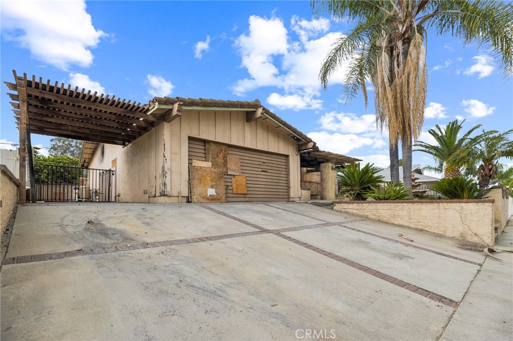 Opportunity knocks in Hacienda Heights! This 1,900 sq ft single-family home features 3 bedrooms, 2 bathrooms, and sits on a generous 7,331 sq ft lot with a pool, spa, and spacious backyard. Built in 1963, the property offers a fantastic layout and prime location near supermarkets, shopping, dining, parks, and easy access to the 60 freeway. Fire-damaged and in need of extensive repairs—ideal for investors or buyers looking to customize and add value. Don’t miss this diamond in the rough!
