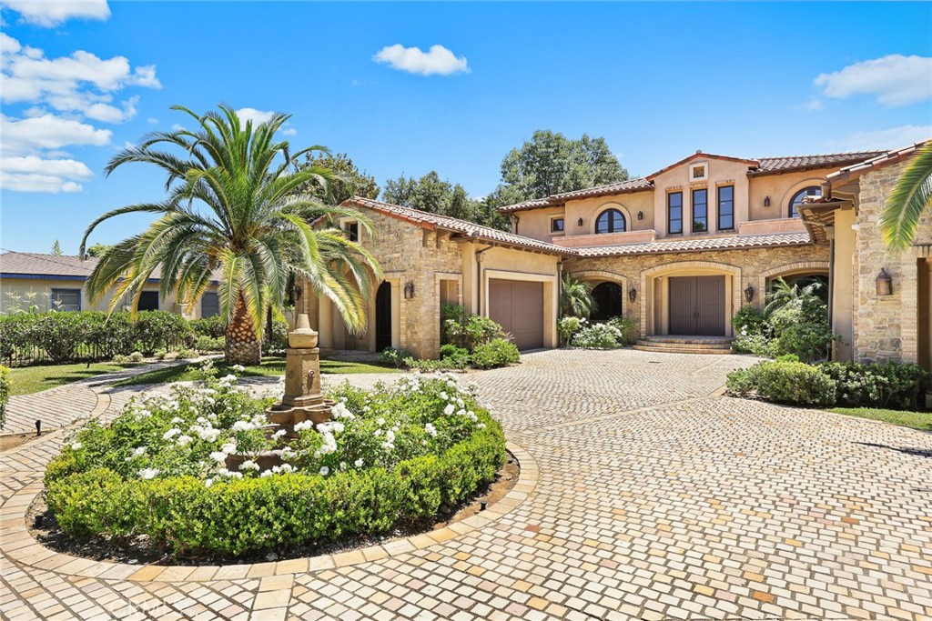 330 W Le Roy Avenue