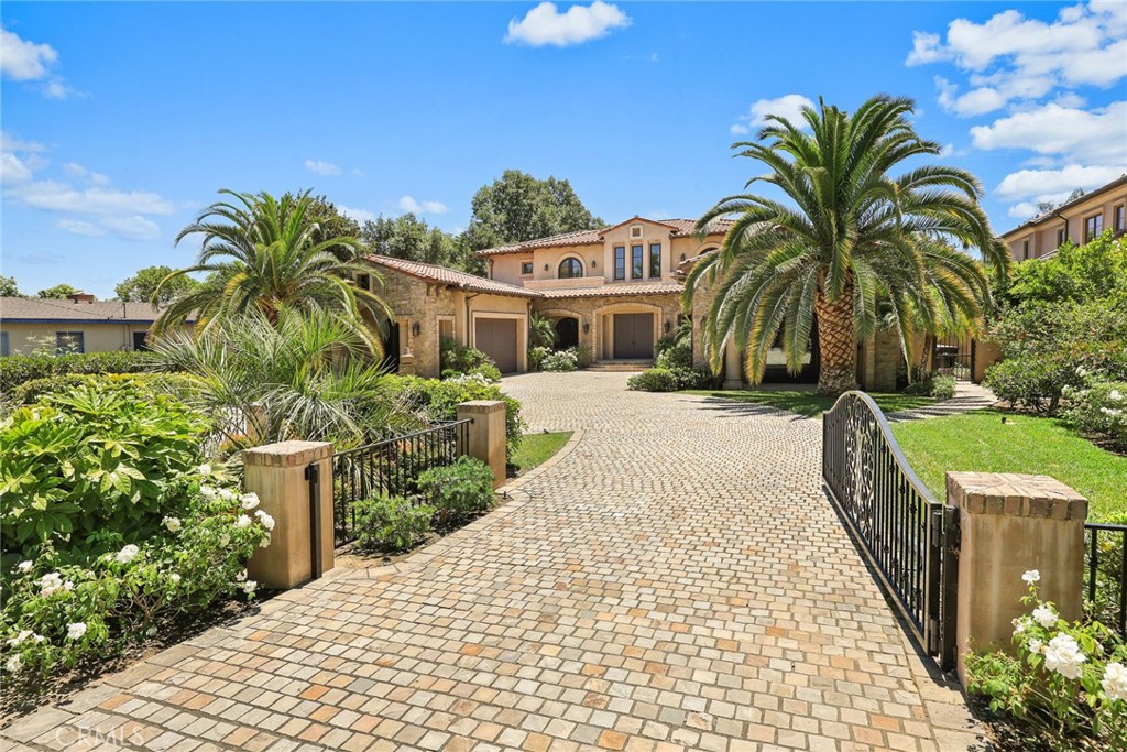 330 W Le Roy Avenue