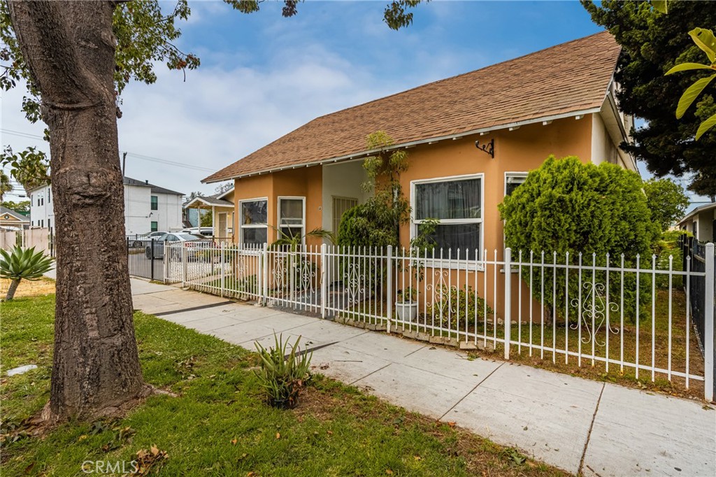 Spacious duplex for rent in the established Long Beach Traffic Circle neighborhood! You'll be amazed by the volume/high ceilings (12'+) and of course a 2nd full bath is always a plus! And it's one-half of a duplex so only shares a single wall! Updated kitchen and this home has one dedicated/gated off-street parking space as well! Imagine stepping out your front door and being just moments away from a diverse array of shopping, dining, and entertainment options, including Rotary Centennial and Orizaba Parks! The Long Beach Traffic Circle is a true hub, offering everything from charming local eateries like Cyclo Noodles and Valentino's Pizza, to well-known chains and grocery stores like Sprouts, Ralphs, and Vons. You'll never be far from what you need, making daily errands a breeze and providing endless opportunities for a night out on the town! Call today for a showing!