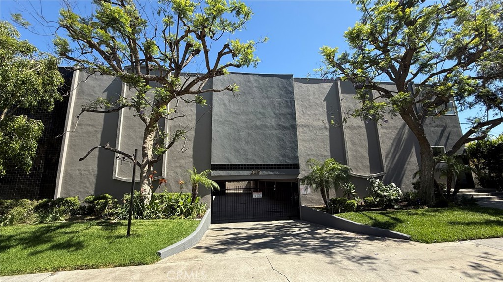 The Elk Apartments is a well maintained property located in the City of Glendale. The property is located in South Glendale in very close proximity to The Galleria and The Americana at Brand. It presents a reposition opportunity as there is approximately 10% upside in rents with an excellent unit mix.