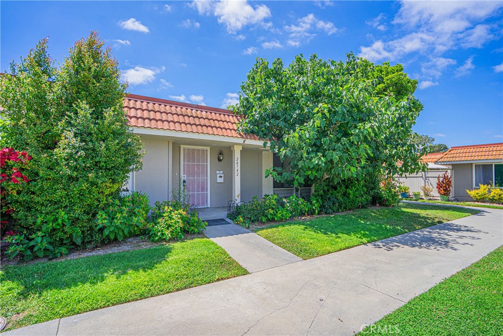 24742 Via San Rafael