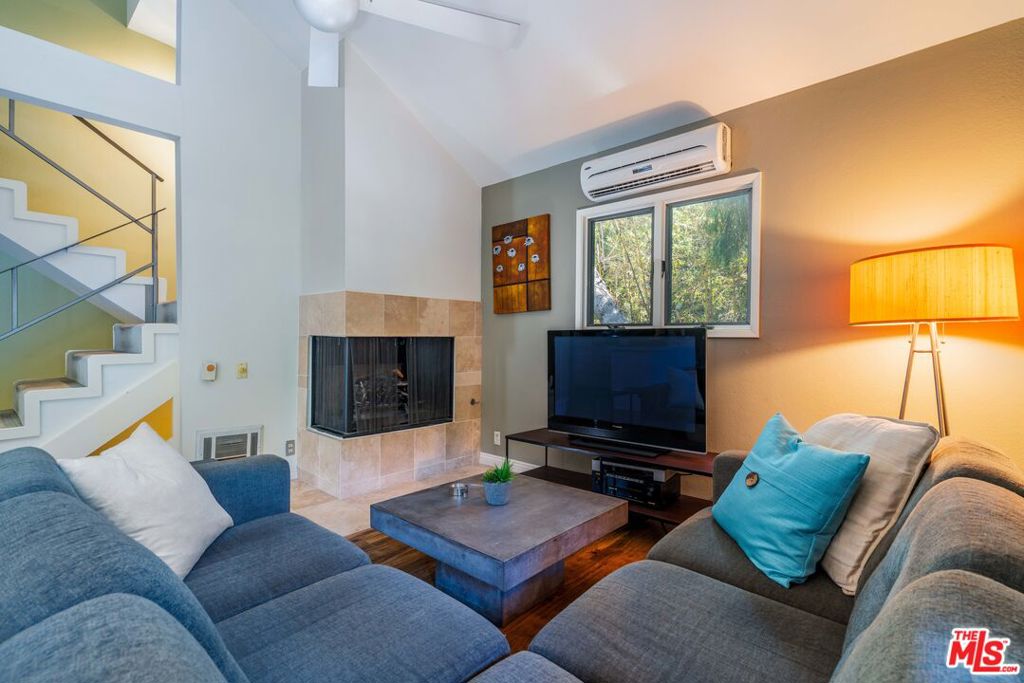 906 N KINGS Road 1
