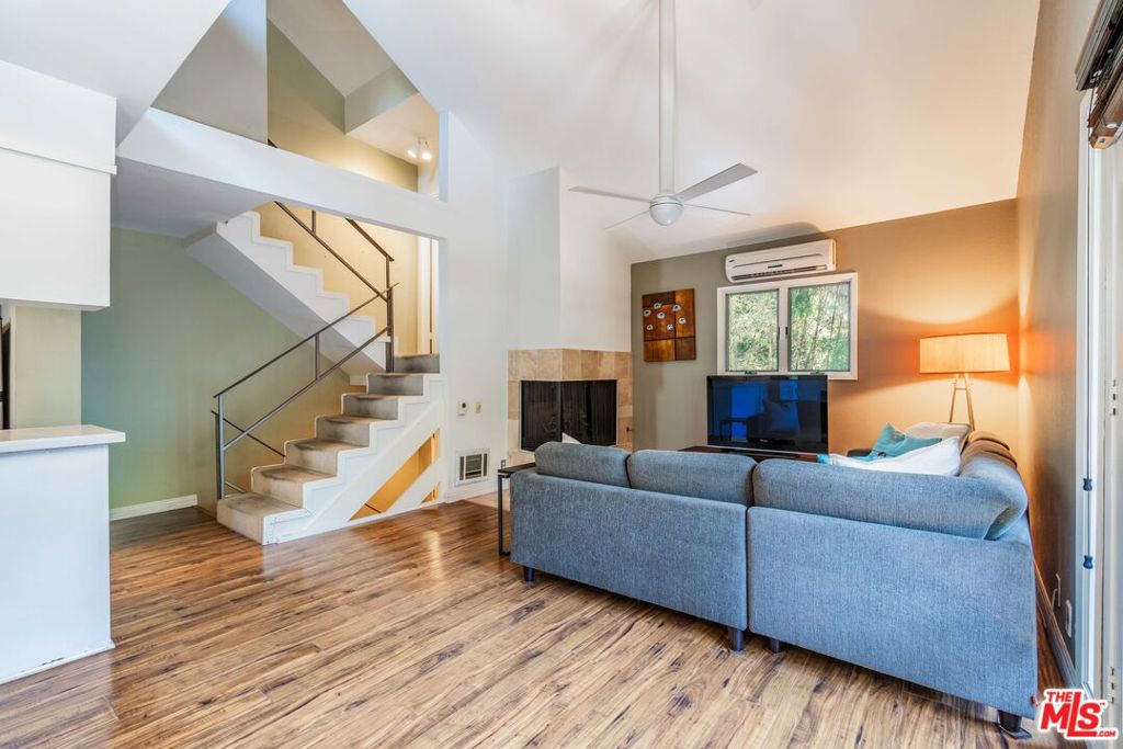 906 N KINGS Road 1
