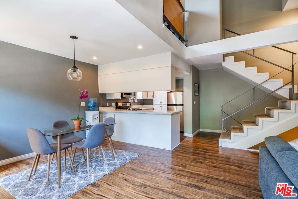 906 N KINGS Road 1