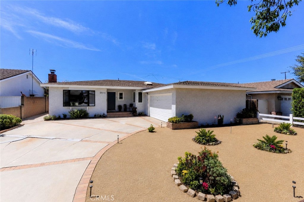 2516 E Quincy