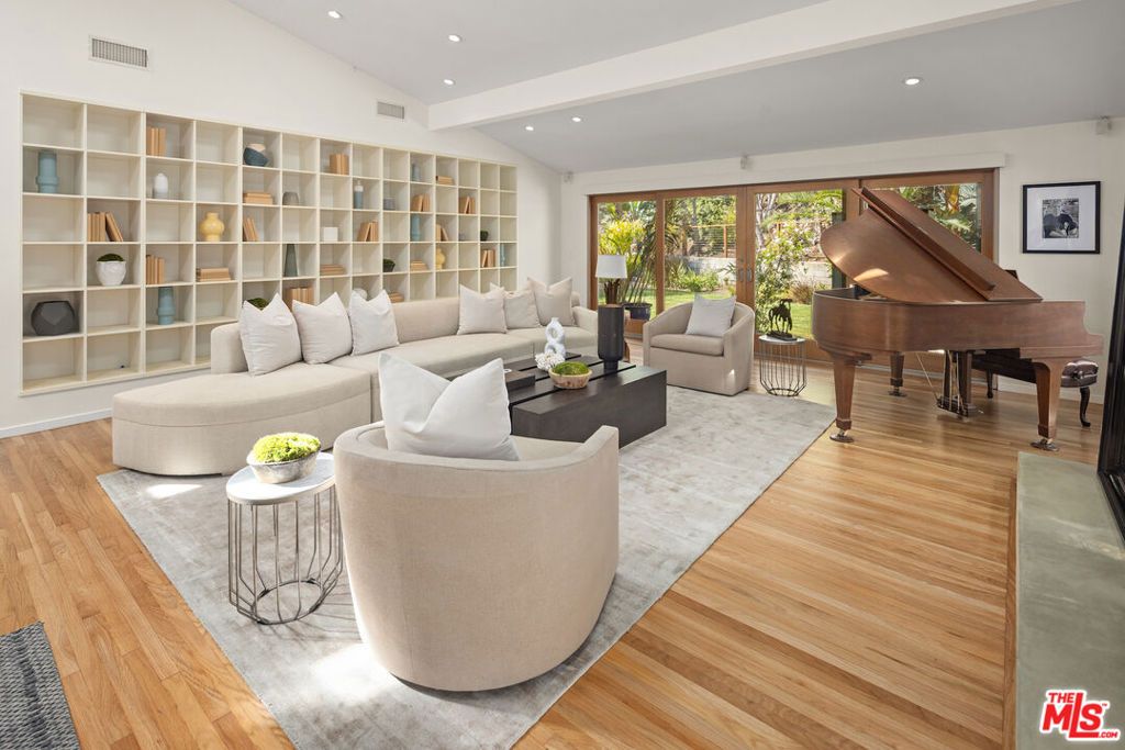 Photo of 707 Jacon Way, Pacific Palisades, CA 90272 (MLS # 25610649)