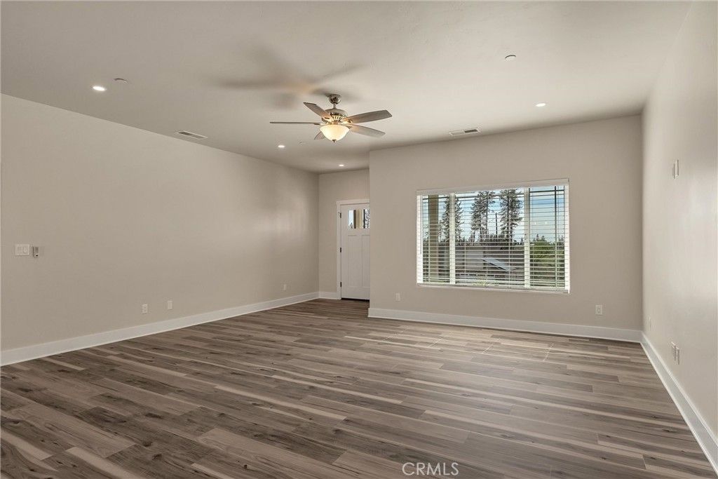 Photo of 585 Valley View Dr, Paradise, CA 95969 (MLS # SN26057312)