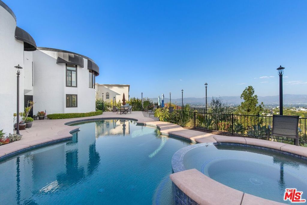 Photo of 16894 Encino Hills Drive, Encino, CA 91436 (MLS # 25494555)