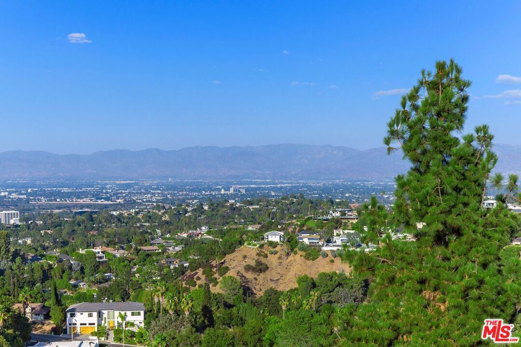 Photo of 16894 Encino Hills Drive, Encino, CA 91436 (MLS # 25494555)