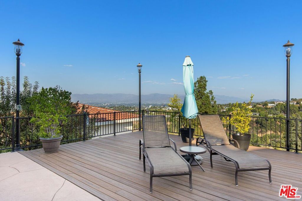 Photo of 16894 Encino Hills Drive, Encino, CA 91436 (MLS # 25494555)