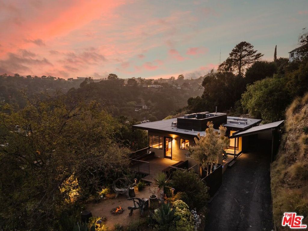 Photo of 8715 Skyline Drive, Los Angeles, CA 90046 (MLS # 25587089)