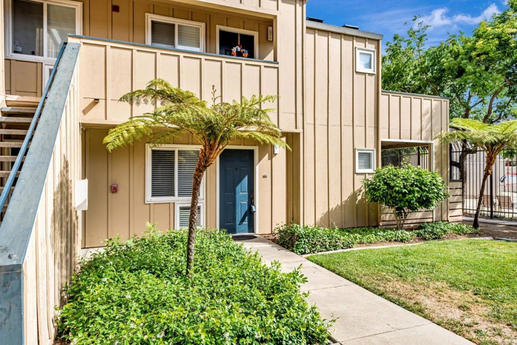 Beautiful 1st floor end one bedroom condo locates at a gated community; The one of best location in the community; Updated Kitchen with granite countertop, Living room combo with dining area, Laminate and tile floor; One assigned covered parking spots; private balcony with a storage closet; the community pool, Gym and laundry are just out of door; Convenient location close to San Jose downtown, Hyw 680, 101, 280, restaurants, shoppings; companies and public transportation.