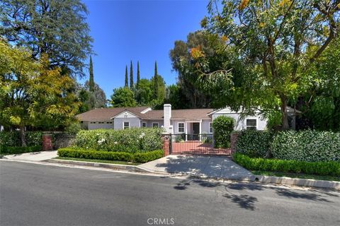 Photo of 4242 Saugus Ave, Sherman Oaks, CA 91403 (MLS # SR26095261)