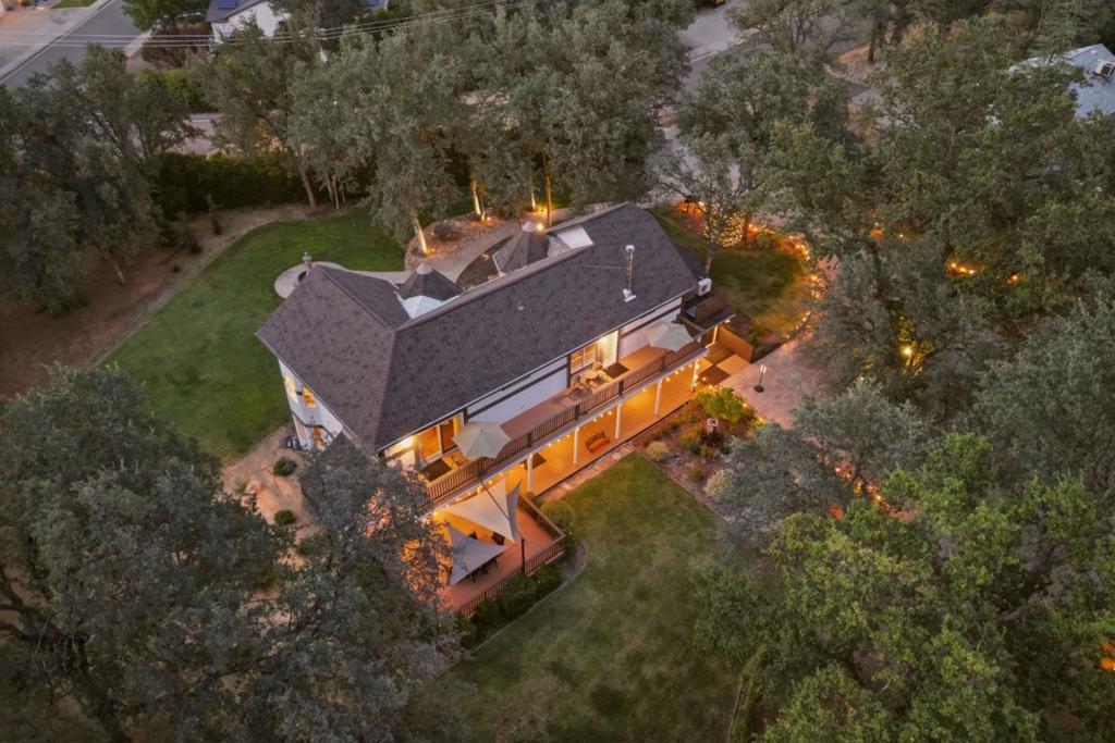 19177 Hollow Lane