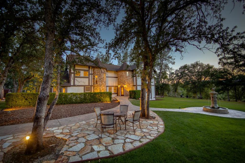 19177 Hollow Lane