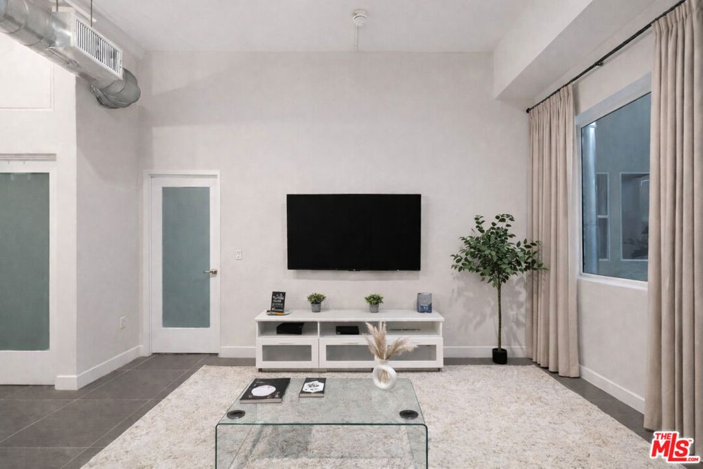 Photo of 939 S Broadway #308, Los Angeles, CA 90015 (MLS # 26633983)